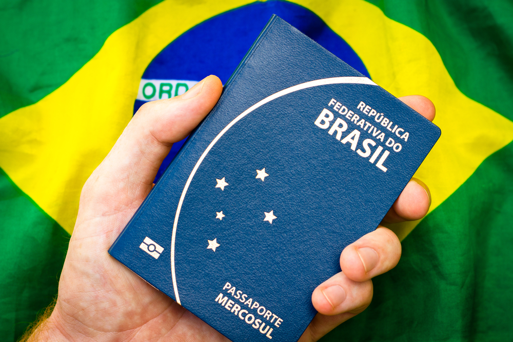Passaporte brasileiro com bandeira do Brasil