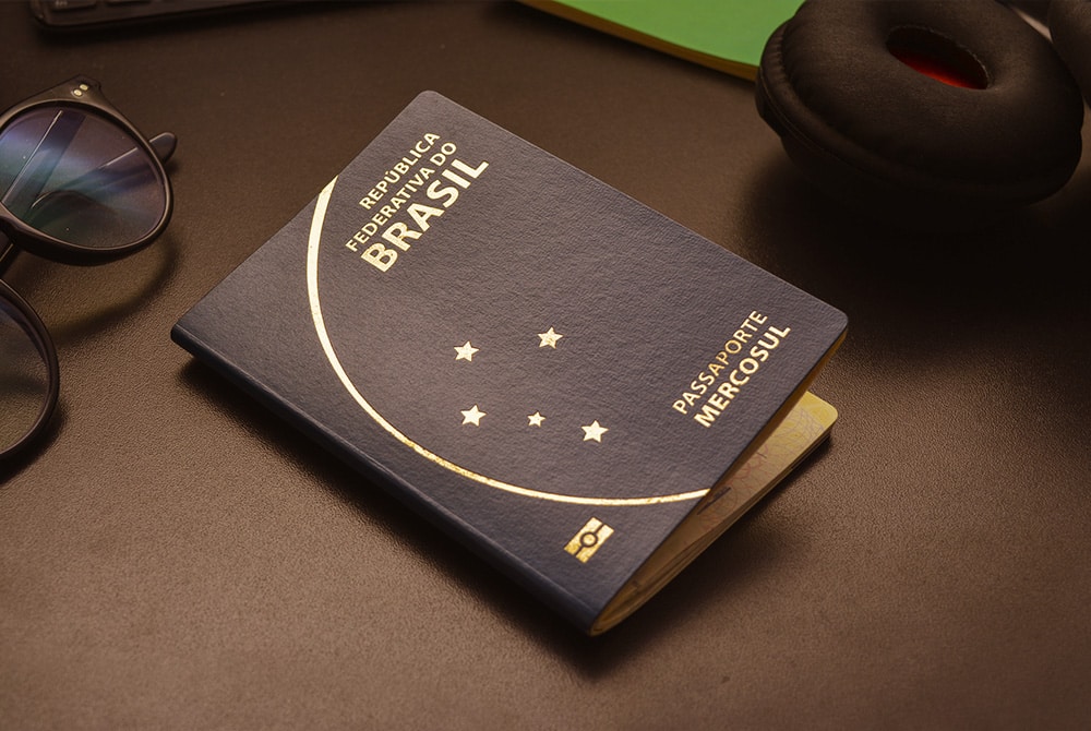 Passaporte brasileiro em mesa