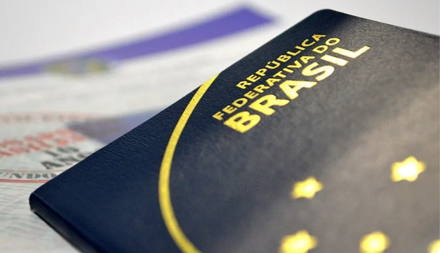 Passaporte brasileiro com detalhes em dourado